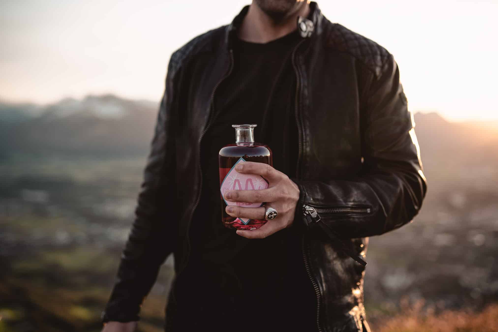 Ginderl gin salzburg gaisberg lederjacke flasche halten